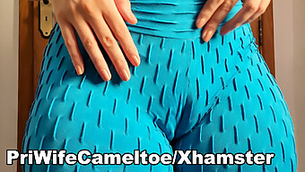 Cô Vợ Tình Nguyện Viên Cameltoe Được Trưng Bày Trong Quần Legging Thể Dục